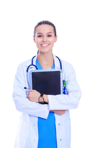 Красивая молодая женщина-врач с планшетным компьютером — стоковое фото