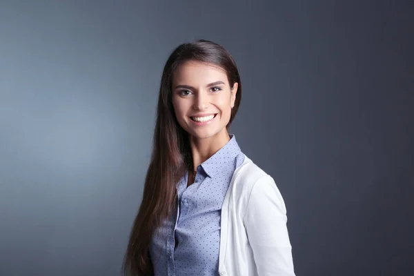 Portret biznesmenki, w ciemnym tle. Kobieta się uśmiecha. Portret kobiety — Zdjęcie stockowe