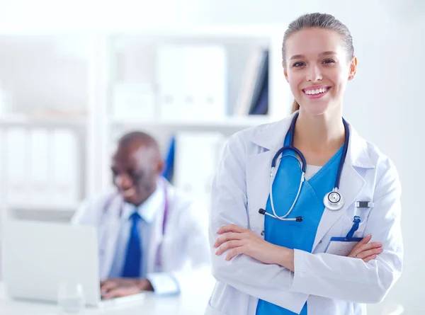 Due giovani medici felici sorridenti che stringono la mano in ufficio. Dottori. Lavoro di squadra — Foto Stock