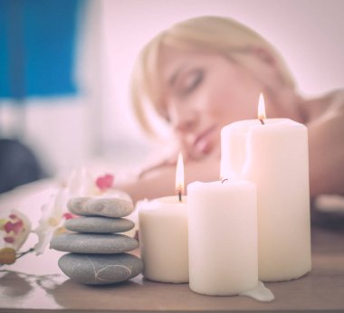 Güzel kadın izole üzerinde beyaz arka plan ile. Güzel kadın