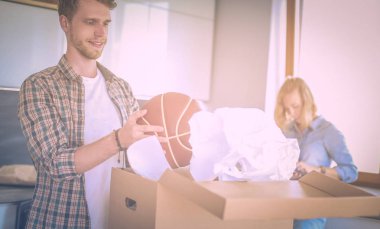 Karton açma çift yeni evlerinde kutuları. Genç Çift.