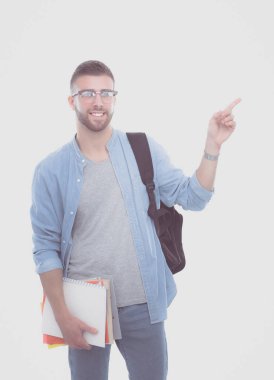 Beyaz arka plan üzerinde izole kitap tutan bir okul çantası ile bir erkek öğrenci. Eğitim olanakları. Üniversite öğrencisi.