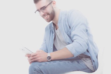 Sandalyede oturan ve cep telefonuyla genç adam. Startupper. Genç girişimci.