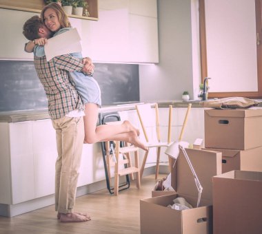 Genç çift yeni ev taşıma portresi. Genç Çift