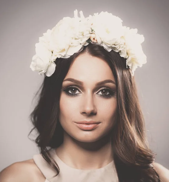 Portrait d'une belle femme avec des fleurs dans les cheveux — Photo