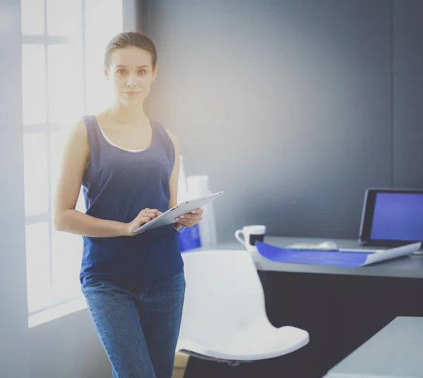 Donna attraente che lavora su un tablet in un home office — Foto Stock