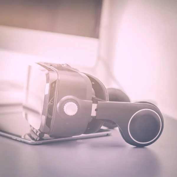 Virtual reality goggles on desk with laptop. business. 3d technology — Stock Photo, Image