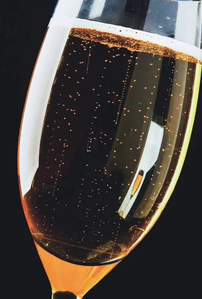 Бокал игристого шампанского на черном фоне — стоковое фото