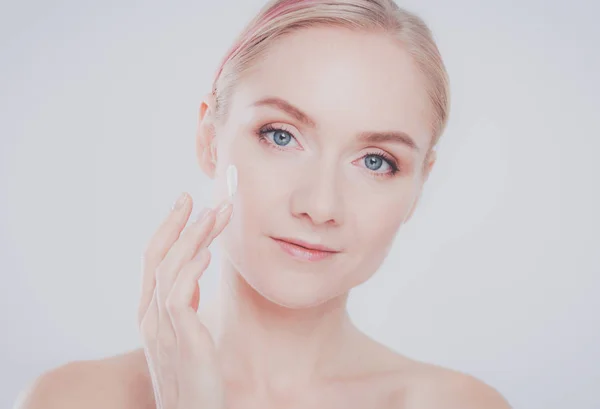 La belle jeune fille avec une peau propre et fraîche touche avec une main une joue — Photo