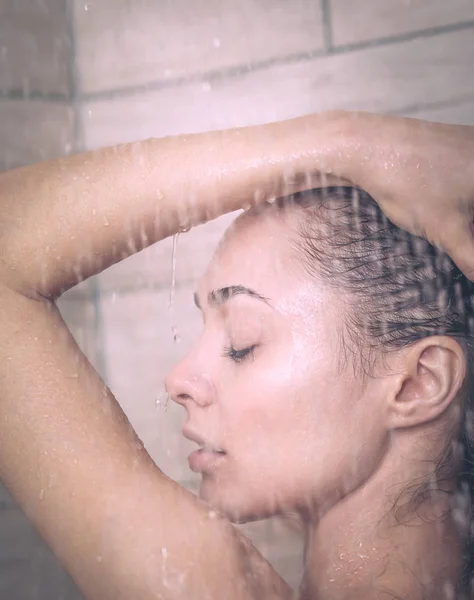 Jovem mulher bonita sob o chuveiro no banheiro . — Fotografia de Stock