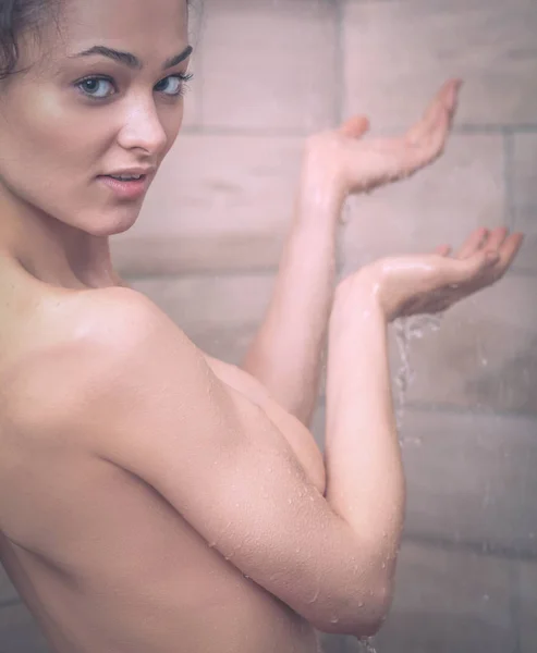 Νέοι όμορφο γυναίκα κάτω από το ντους στο μπάνιο. — Φωτογραφία Αρχείου