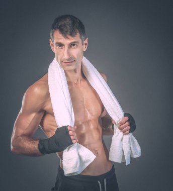 Siyah arka plan üzerine ayakta güçlü atletik adam.