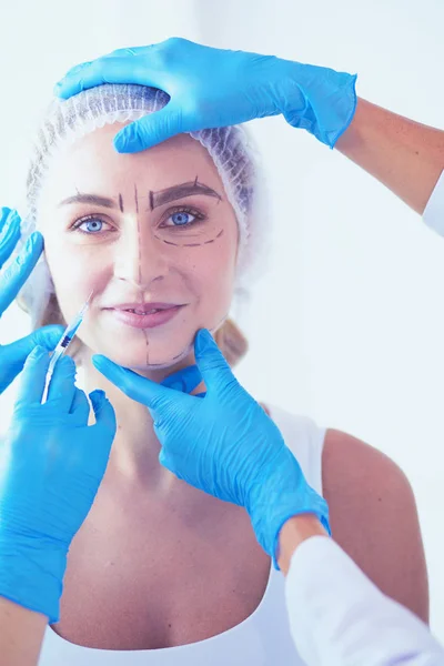 Permanentes Make-up für Augenbrauen. Nahaufnahme einer schönen Frau mit dicken Brauen im Schönheitssalon. — Stockfoto