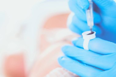 Kaşlar için kalıcı makyaj. Güzellik salonunda kalın kaşlı güzel bir kadın..