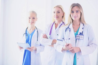 tıbbi ofiste geçti silah ile duran üç kendine güvenen kadın doktor portresi.