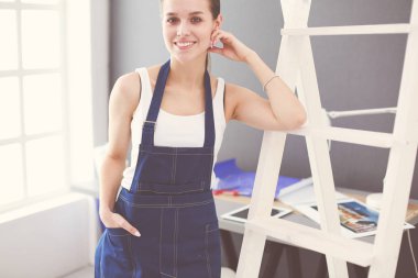 Matkap ayakta yeni ev işçi kadınla.