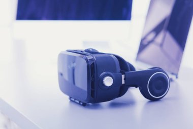 Bilgisayarlı sanal gerçeklik gözlükleri. İş. 3D teknoloji