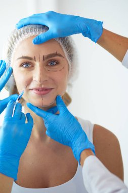 Kaşlar için kalıcı makyaj. Güzellik salonunda kalın kaşlı güzel bir kadın..