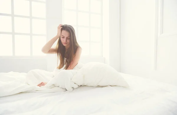 Giovane sensazione di dolore femminile a letto . — Foto Stock