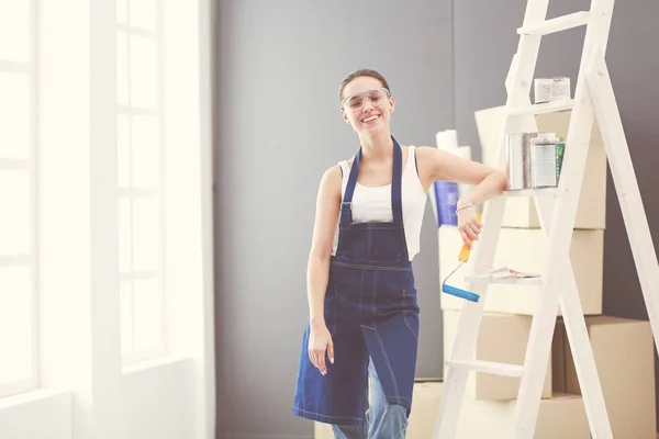 Retrato de mulher jovem enquanto está de pé novo apartamento  . — Fotografia de Stock