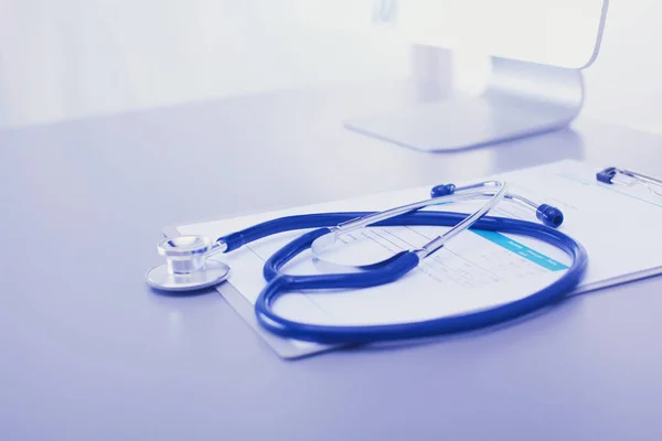 Lékařské vybavení: modrý stetoskop a tableta na bílém pozadí. Zdravotnické vybavení — Stock fotografie