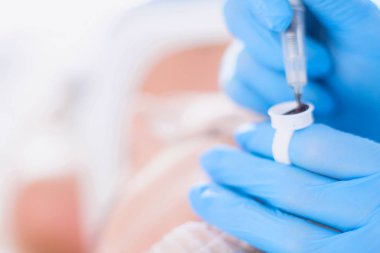 Kaşlar için kalıcı makyaj. Güzellik salonunda kalın kaşlı güzel bir kadın..