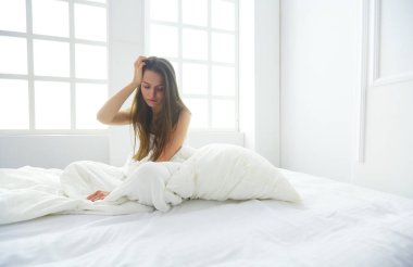 Genç kadın duygu ağrı yatakta.
