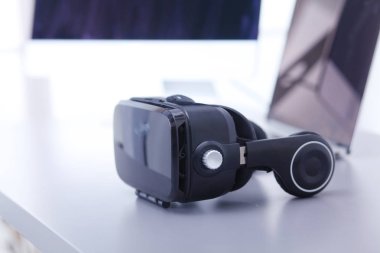 Bilgisayarlı sanal gerçeklik gözlükleri. İş. 3D teknoloji.