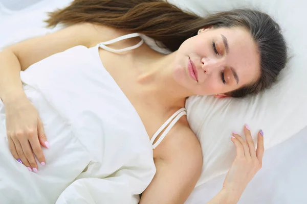 Gadis cantik tidur di kamar tidur, berbaring di tempat tidur . — Stok Foto