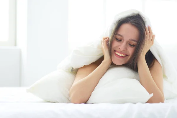 Mulher bonita deitada em sua cama em casa. — Fotografia de Stock