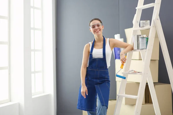 Retrato de mujer joven mientras está de pie nuevo apartamento  . — Foto de Stock