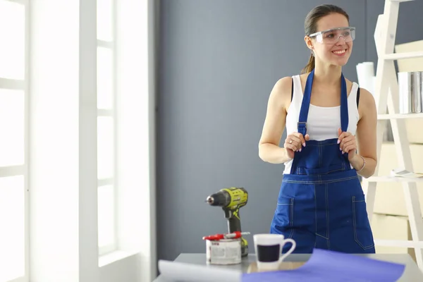 Retrato de mujer joven mientras está de pie nuevo apartamento  . — Foto de Stock