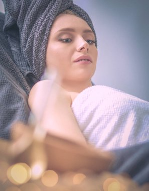 Masaj masasında uzanmış gözleri kapalı rahatlayan genç bir kadın. - Kadın. Spa salonu