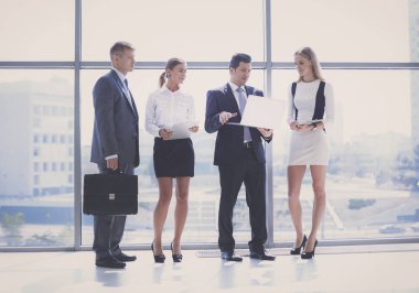 Başarılı iş takım ayakta Office gülümseyen