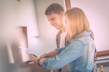 Genç bir çift yeni evde büyük karton kutu taşıyan. Ev taşıma. Genç Çift