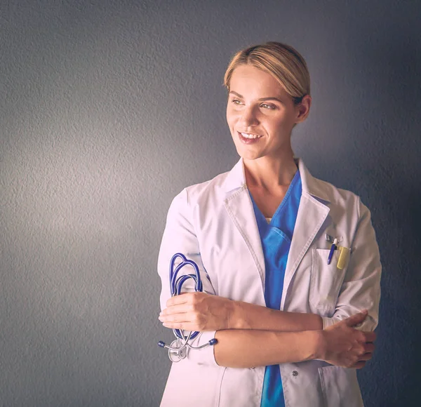 穿着白衣站在医院的年轻女医生的画像. — 图库照片