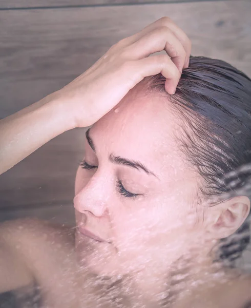 Ung, vakker kvinne under dusjen på badet. . – stockfoto