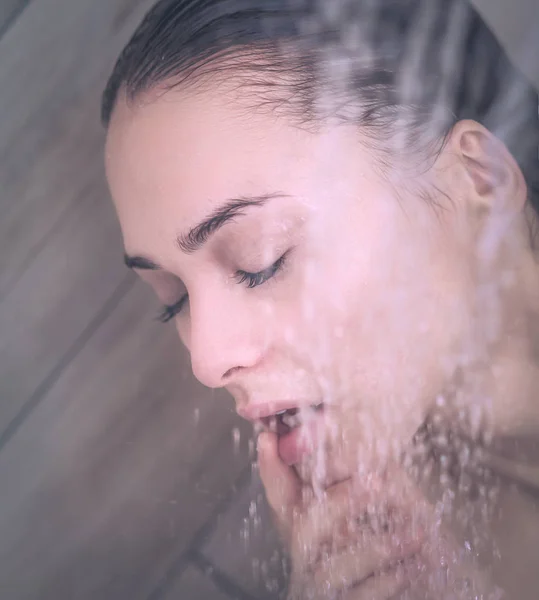 Jovem mulher bonita sob o chuveiro no banheiro . — Fotografia de Stock