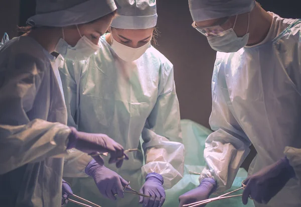 수술실에서 일하는 팀 외과의사 — 스톡 사진