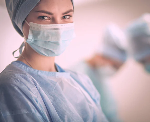 Chirurgien d'équipe au travail en salle d'opération — Photo