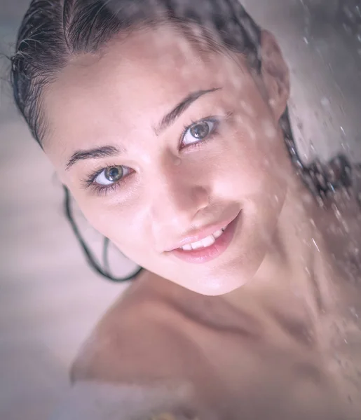 Joven mujer hermosa bajo la ducha en el baño . — Foto de Stock