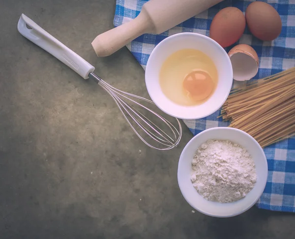 Tészta elkészítése recept házi kenyér, pizza vagy pite ingridients, élelmiszer lapos feküdt konyhaasztal háttér — Stock Fotó