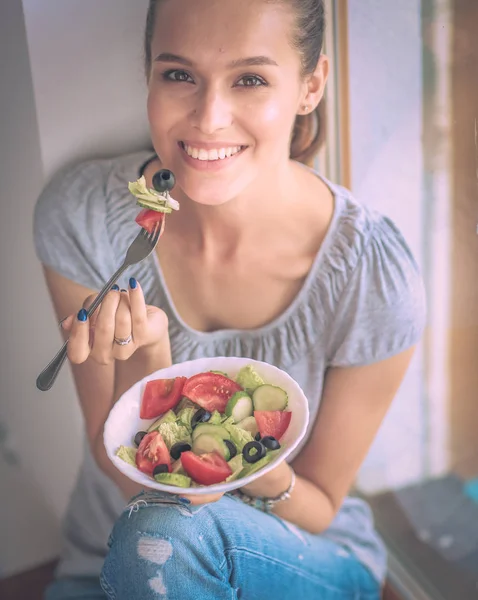 A beautiful girl eating healthy food — Stock Photo, Image