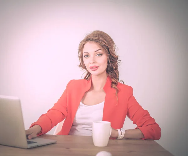 Belle femme assise au bureau, travaillant avec un ordinateur portable — Photo