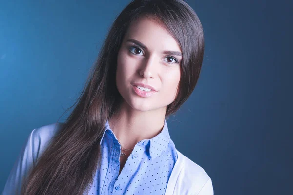 Retrato de uma mulher de negócios, contra fundo escuro. Mulher a sorrir. Retrato de uma mulher — Fotografia de Stock