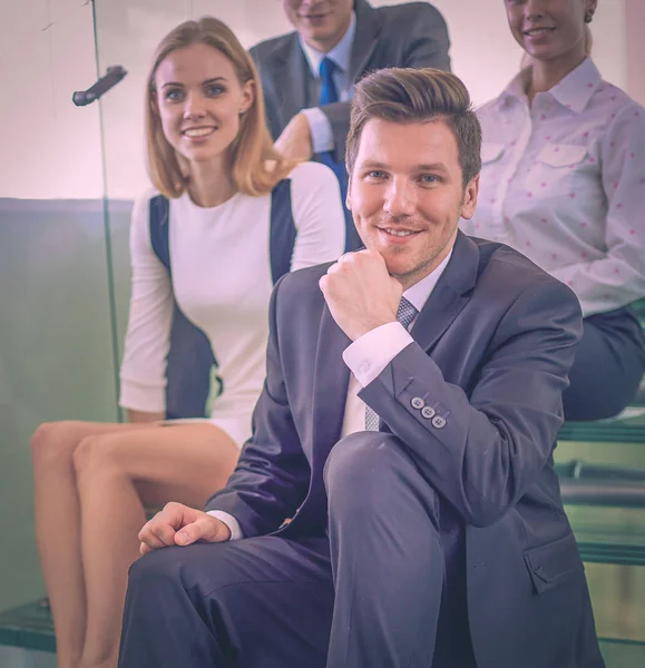 Affärsmän som sitter på stegen på kontoret — Stockfoto