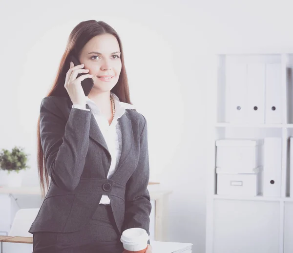 Mulher de negócios sorrindo falando ao telefone no escritório — Fotografia de Stock