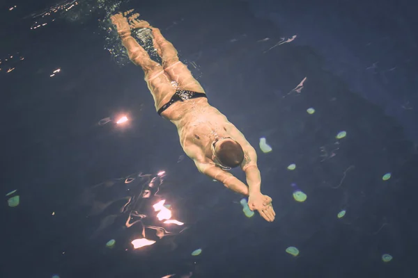 Homem nadador na piscina. Foto subaquática — Fotografia de Stock