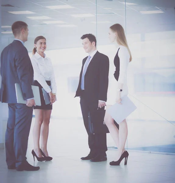 Sorridente business team di successo in piedi in ufficio — Foto Stock