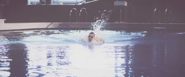 Nuotatore maschile in piscina. Foto subacquea — Foto Stock